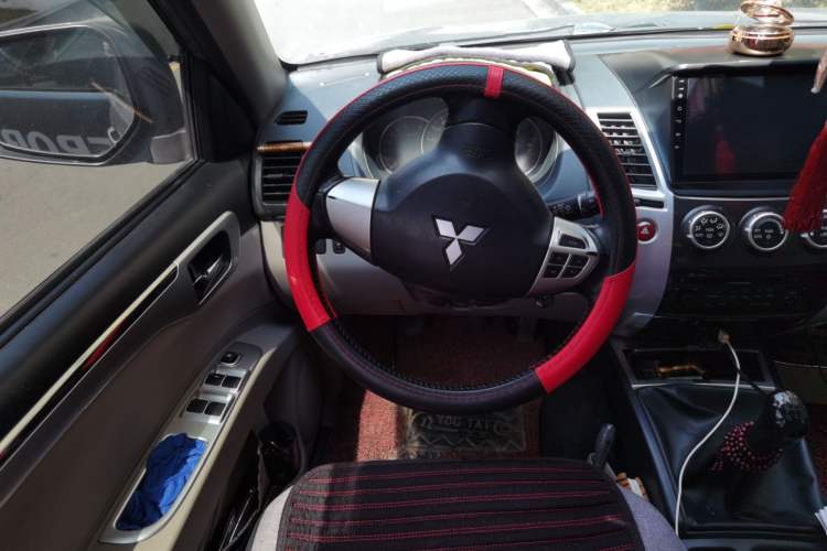 Used Mitsubishi Pajero Sport 2013 2.4L Manual Two-Wheel Drive Comfort Edition Steering Wheel