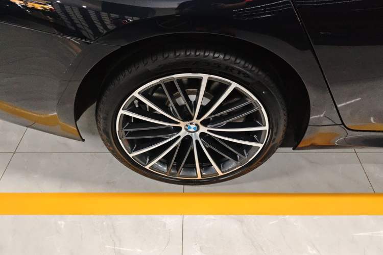 Used BMW 5 Series 2023 530Li Leading Model M Sport Package Right Rear Wheel Hub