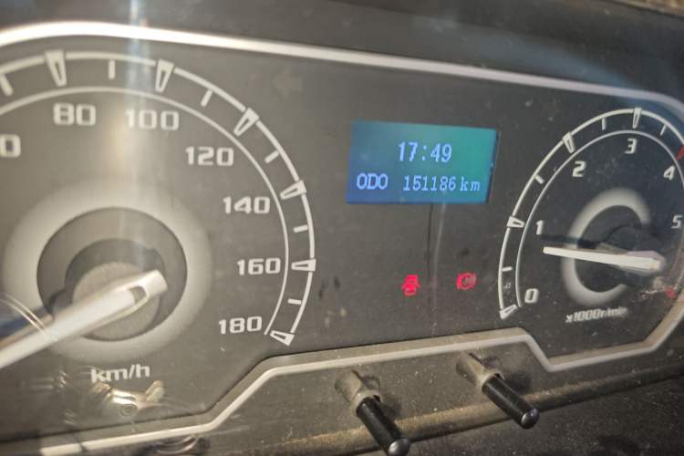 Used SAIC MAXUS Xintu V80 2019 2.5T Classic Model 6-Speed Manual Aotong Long Wheelbase Mid-Height 7-Seater Odometer Close Up