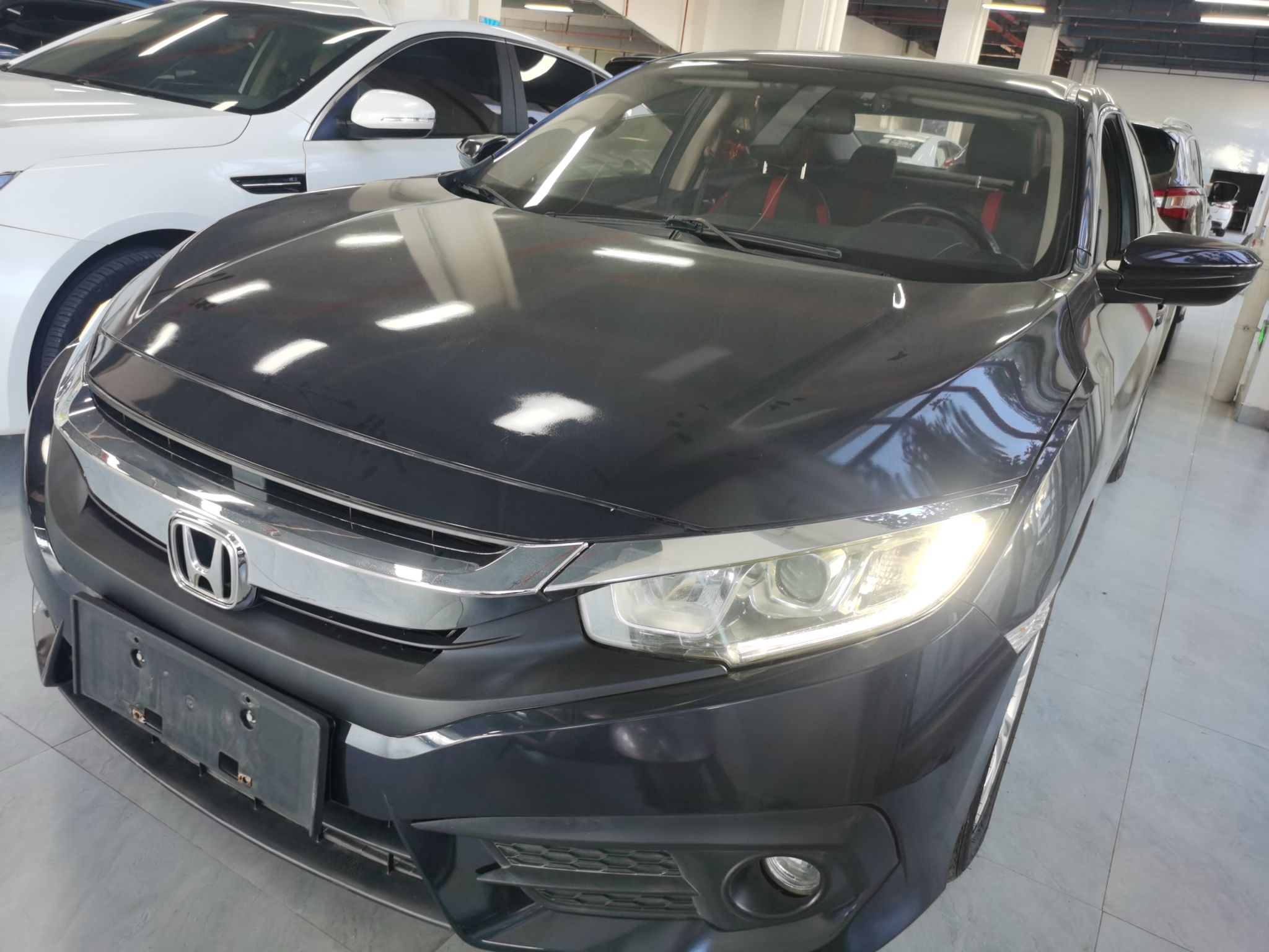 تحت مقدمة السيارة