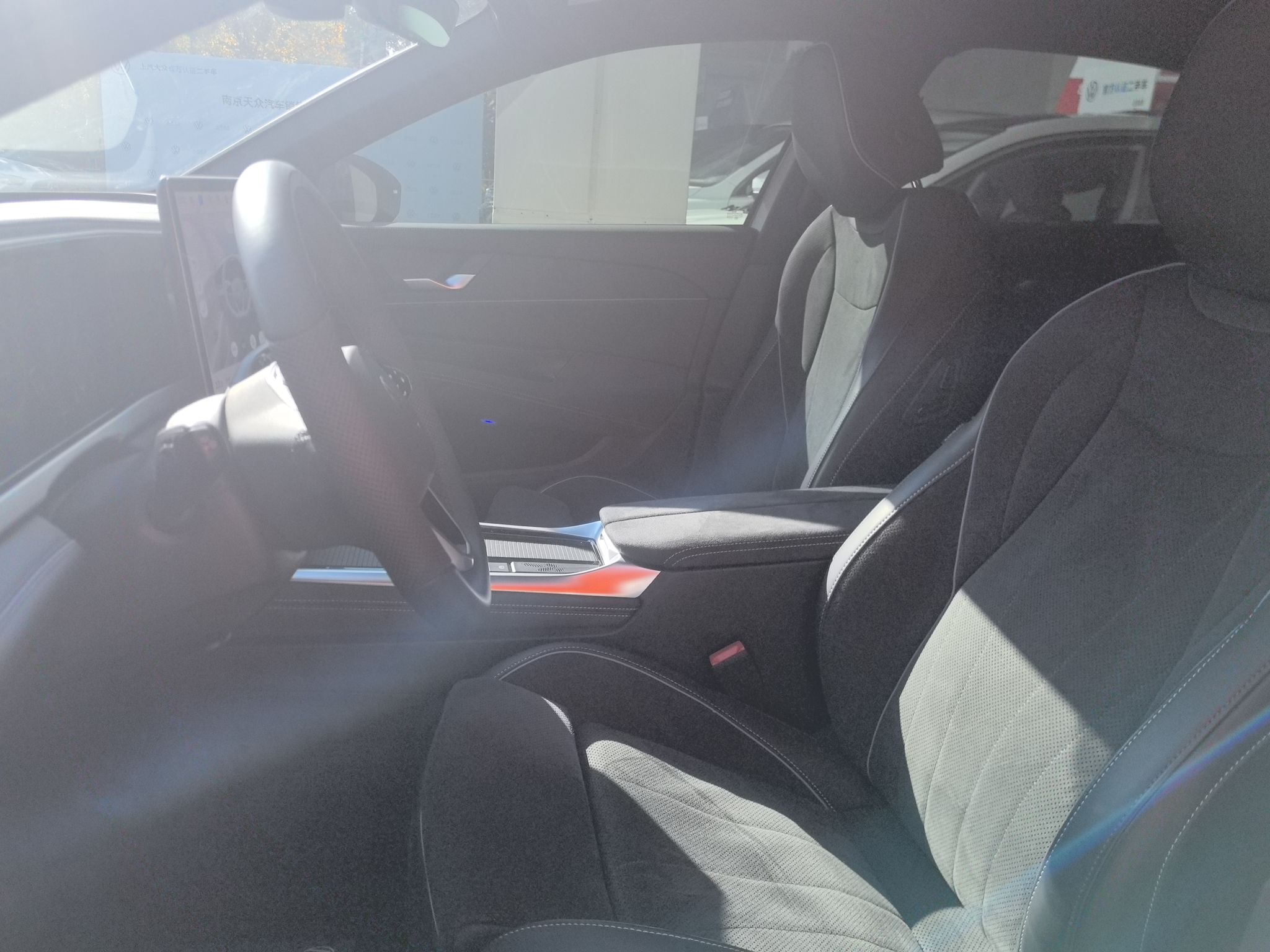 المقاعد الأمامية داخل السيارة