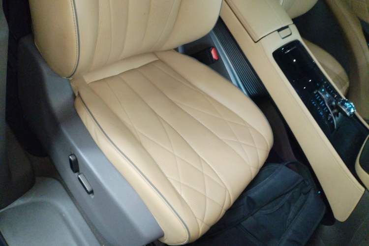 Used Denza D9 2022 DM-i 1040 Prestige Model
