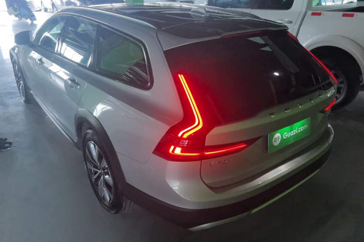 Used Volvo V90 2023 Cross Country B5 AWD Smart Range Edition