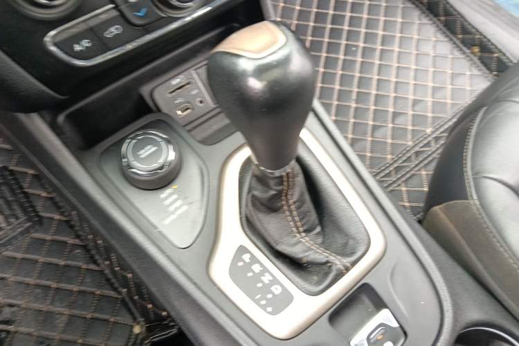 Used Jeep Cherokee 2016 2.4L Professional Smart Version Gear Lever
