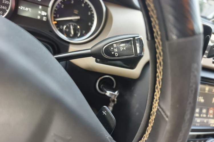 Used Mercedes-Benz R-Class 2014 R 320 4MATIC Luxury Model Gear Lever