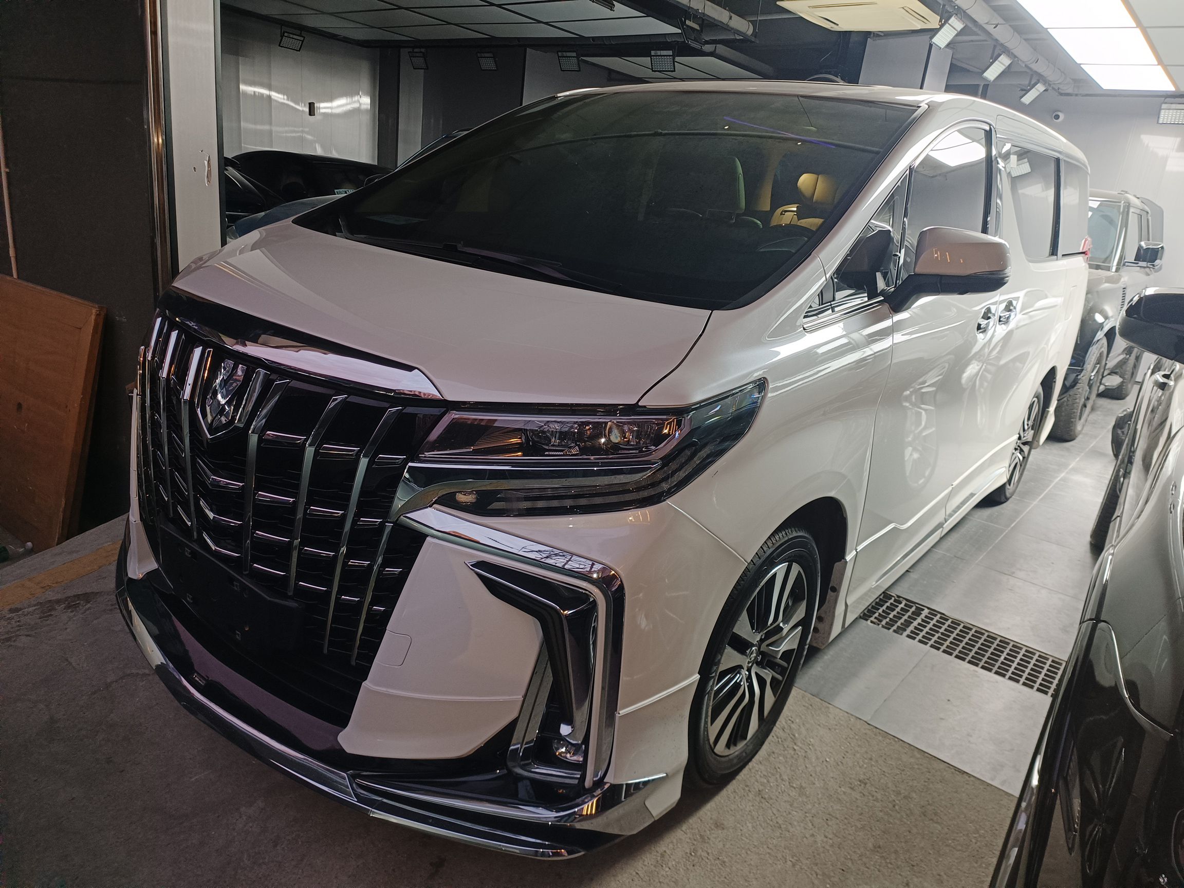 تحت مقدمة السيارة