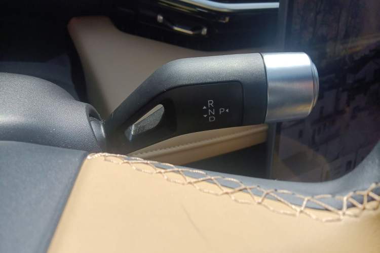 Used Geely Galaxy L6 2023 60km PLUS Gear Lever