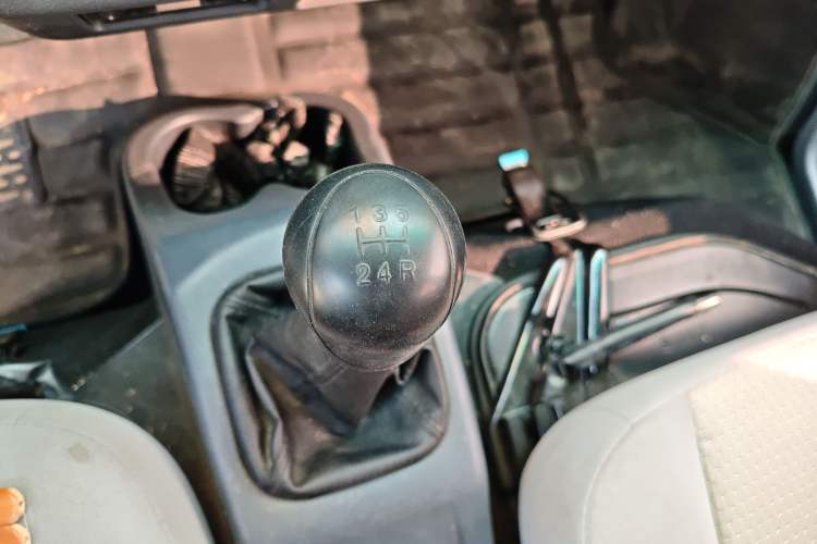 Used Jinbei Hiace X30 2023 1.5L Super-Comfortable Passenger Van 5/6/7-Seater Non-Air-Conditioned Version Model SWC15M
