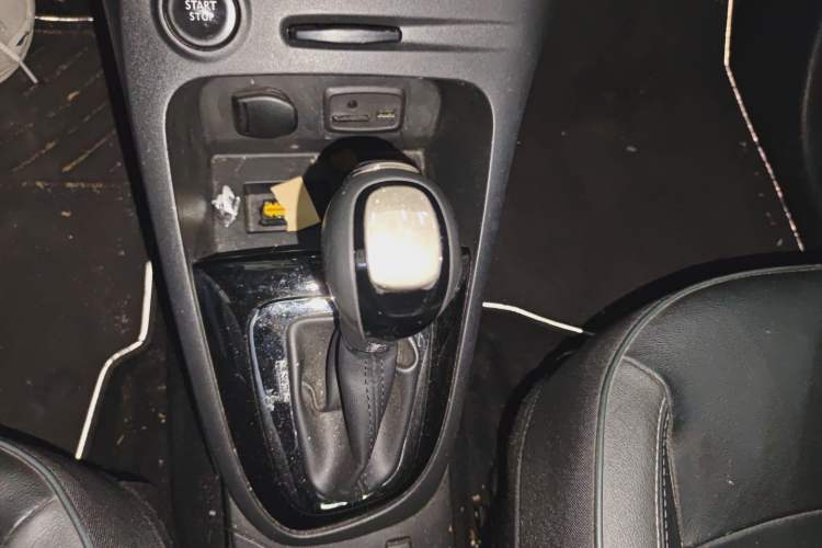 Used Renault Captur 2015 1.2T Automatic Luxury First Edition Gear Lever