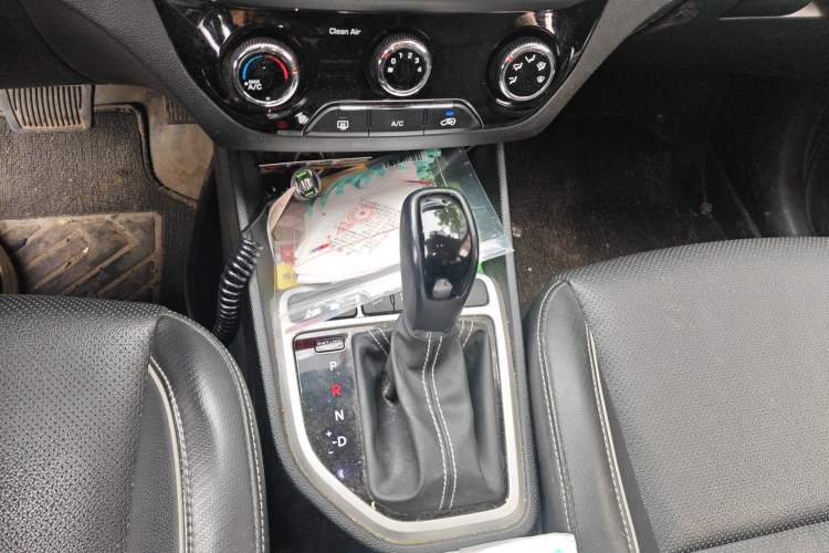 Used Hyundai ix25 2017 1.6L Automatic Smart Version Gear Lever