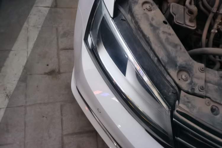 Used Volkswagen Sagitar 2015 230TSI Automatic Luxury Model Right Front Headlight