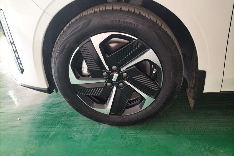 Used Geely Galaxy L6 2024 125km PLUS Dragon Edition
