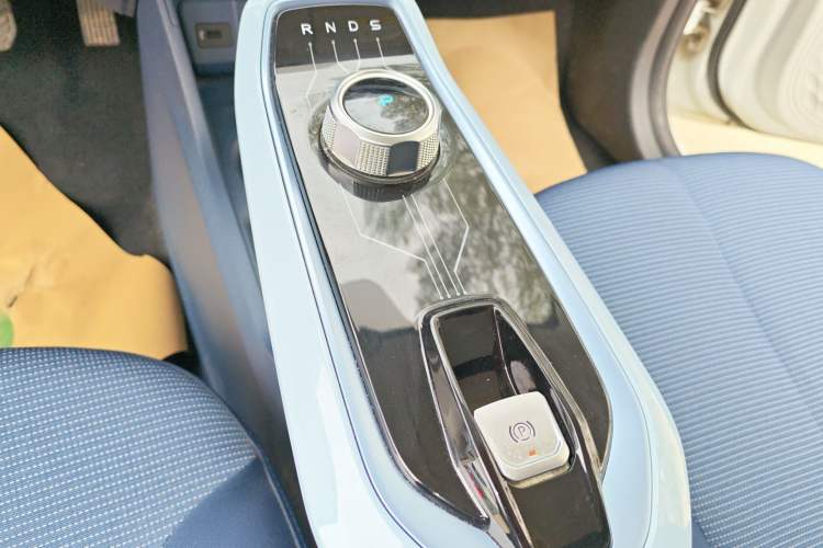 Used CHANGAN Benni E-Star 2022 Qingxin Edition Colorful Model Lithium-NMC Gear Lever