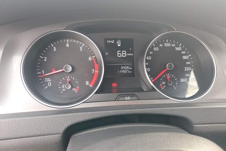 Used Volkswagen Golf 2015 1.6L Manual Fashion Edition Odometer Close Up