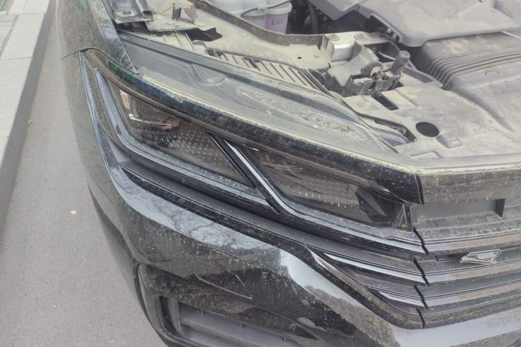 Used Volkswagen Touareg 2022 3.0 TSI Luxury Edition Black Diamond Sport Package Right Front Headlight