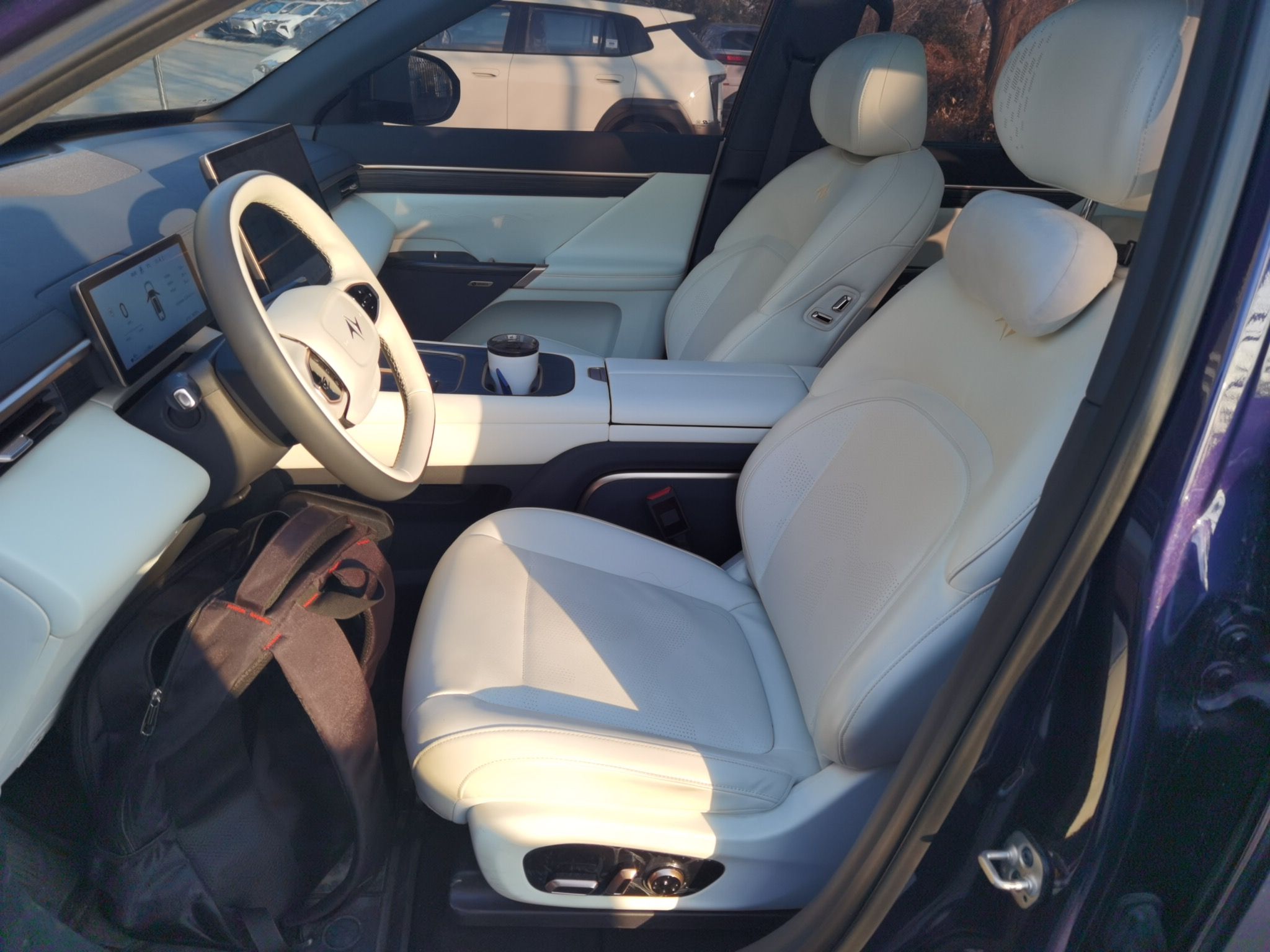 المقاعد الأمامية داخل السيارة