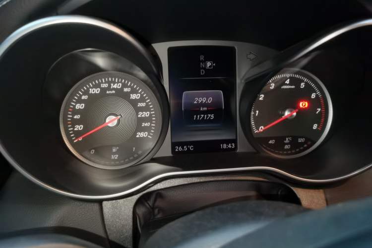 Used Mercedes-Benz C-Class 2015 C 200 L Sport Edition Odometer Close Up