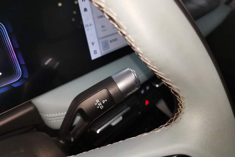 Used Geometry E Firefly 2024 401 km Fluorescent
