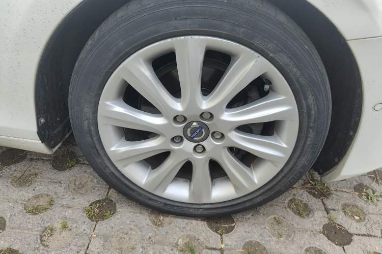Used Volvo V40 2015 1.6T Zhiya Edition Right Front Wheel Hub
