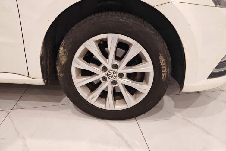 Used Volkswagen Lavida 2015 1.6L Automatic Comfort Edition Right Front Wheel Hub