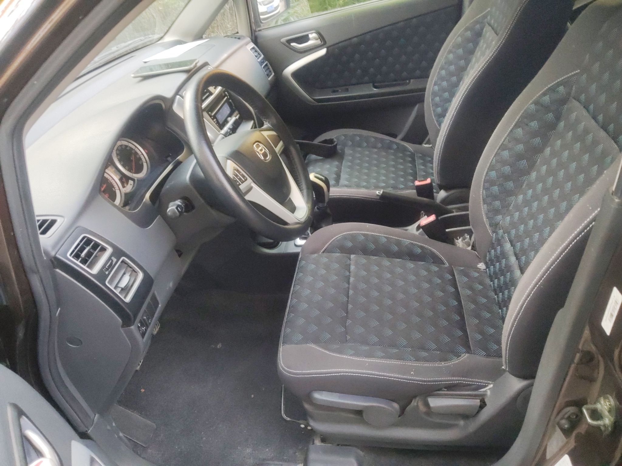 Переднее сиденье в автомобиле