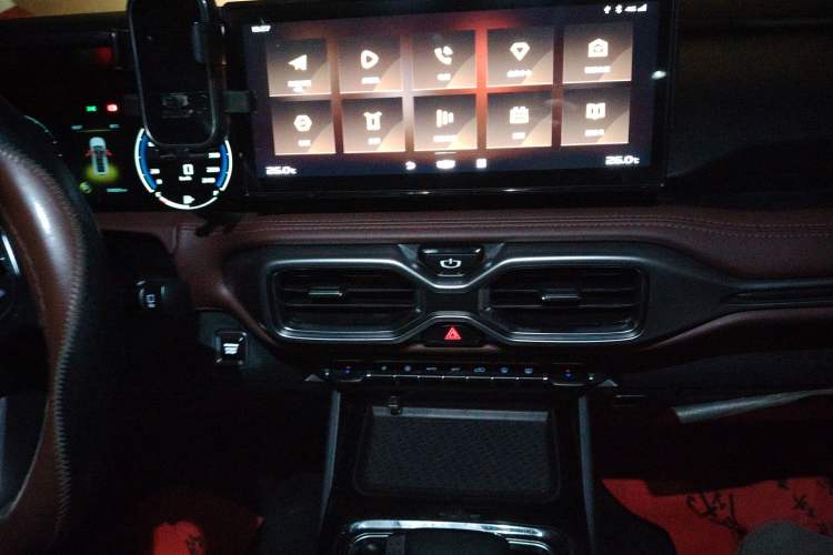 Used Geely Auto Haoyue 2022 1.8TD DCT Luxury 7-Seater Audio And AC Panel