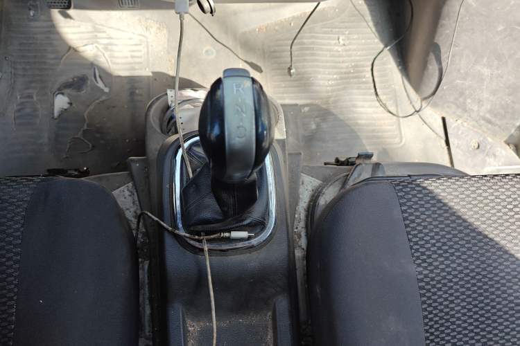 Used Dongfeng Yufeng EM26 2023 Standard Edition 41.472 kWh Henan Lithium Power Gear Lever