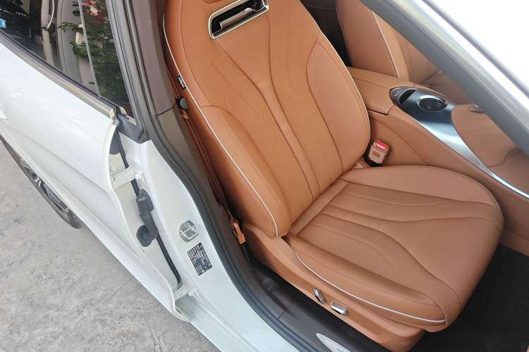 Used ORA Lightning Cat 2022 555 km Luxury Edition Right Front Seat