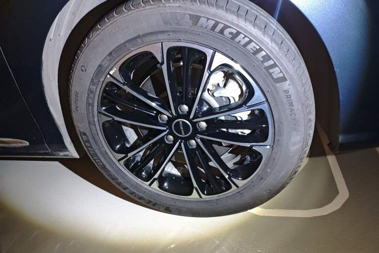 Used Roewe iMAX8 2021 400TGI Supreme Series Prestige Edition Right Front Wheel Hub