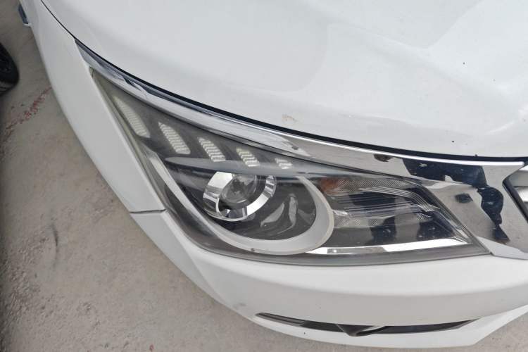 Used Venucia T70 2016 2.0L CVT Smart Edition Right Front Headlight