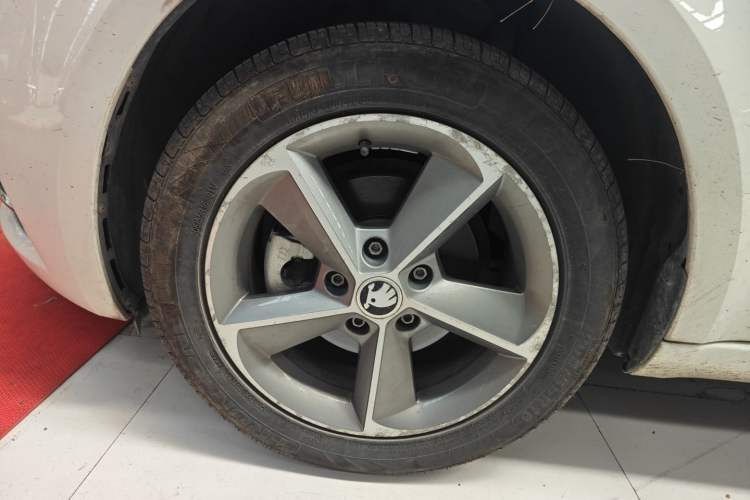 Used Skoda Octavia 2022 1.5L Automatic Comfort Edition Left Front Wheel Hub