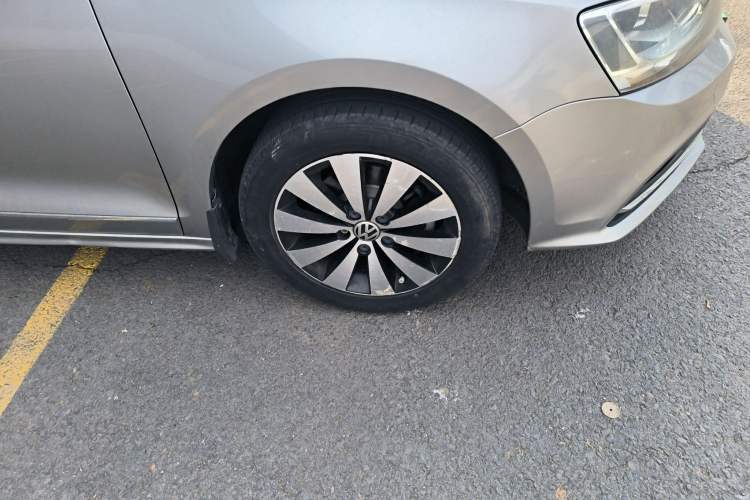 Used Volkswagen Sagitar 2018 1.6L Automatic Comfort Model Right Front Wheel Hub