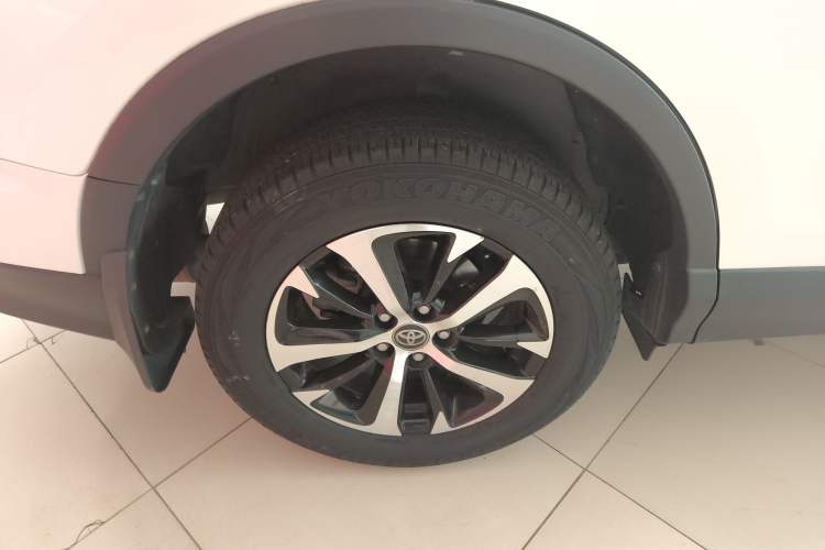 Used Toyota RAV4 2019 2.0L CVT Two-Wheel Drive Luxury Version China VI Standard