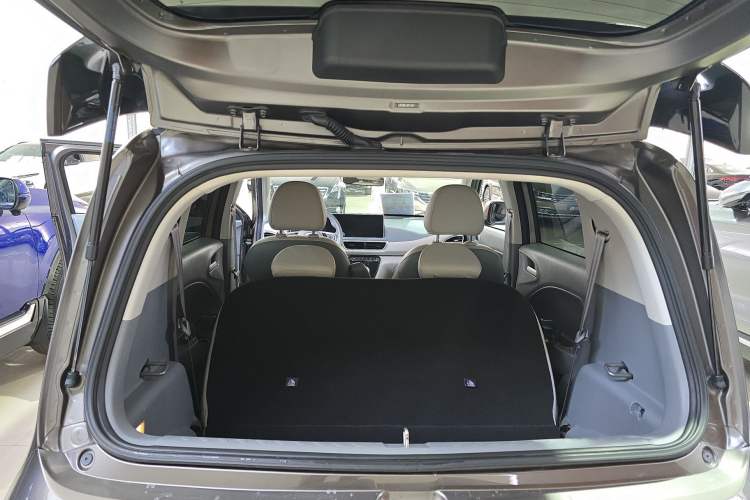 Used ORA White Cat 2022 Xiaoyue Mao Edition 360 km Luxury Model Lithium NMC