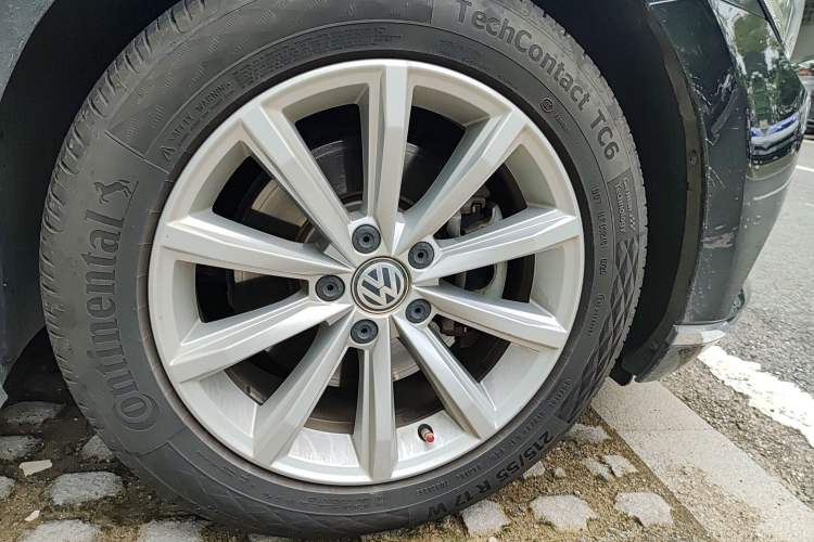 Used Volkswagen Magotan 2019 330TSI DSG Leading Model China VI Standard Right Front Wheel Hub
