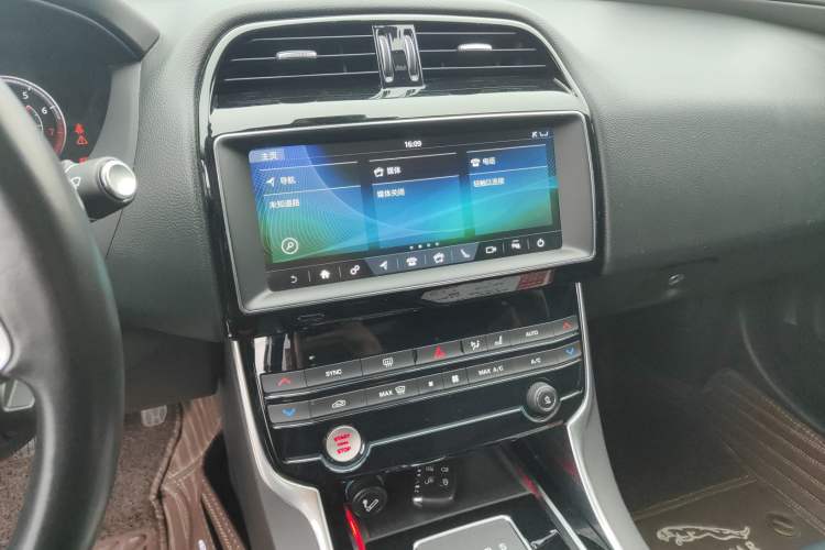 Used Jaguar XEL 2019 2.0T 200 PS Deluxe Edition Audio And AC Panel