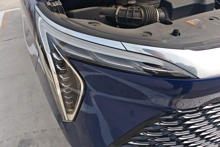 Used Buick Century 2023 2.0T Six-Seater Yinshi Edition Right Front Headlight