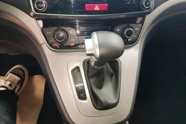 Used Haval M6 2019 1.5T DCT Two-Wheel Drive Elite Version China VI Standard Gear Lever