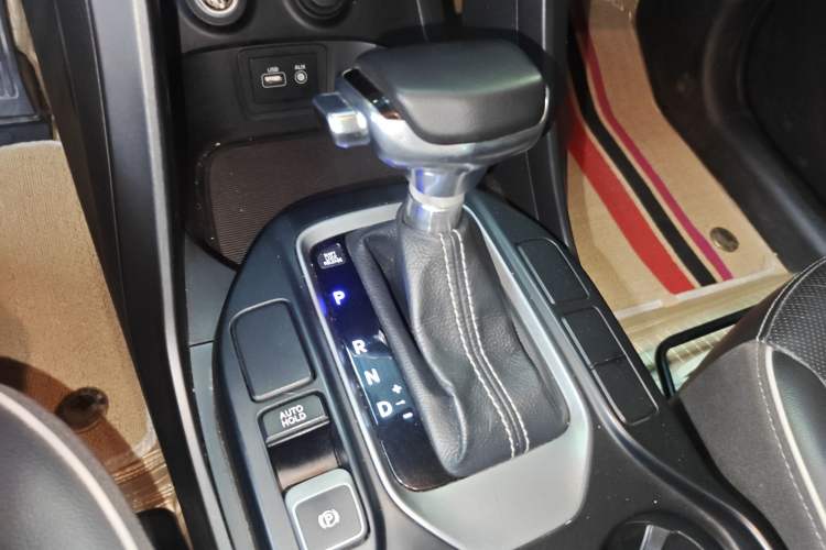 Used Hyundai Santa Fe 2017 2.4L Automatic Two-Wheel Drive Smart Version 5 Seats Gear Lever