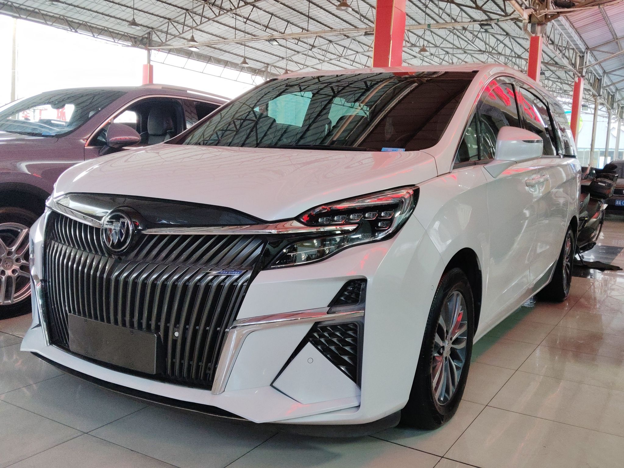 تحت مقدمة السيارة