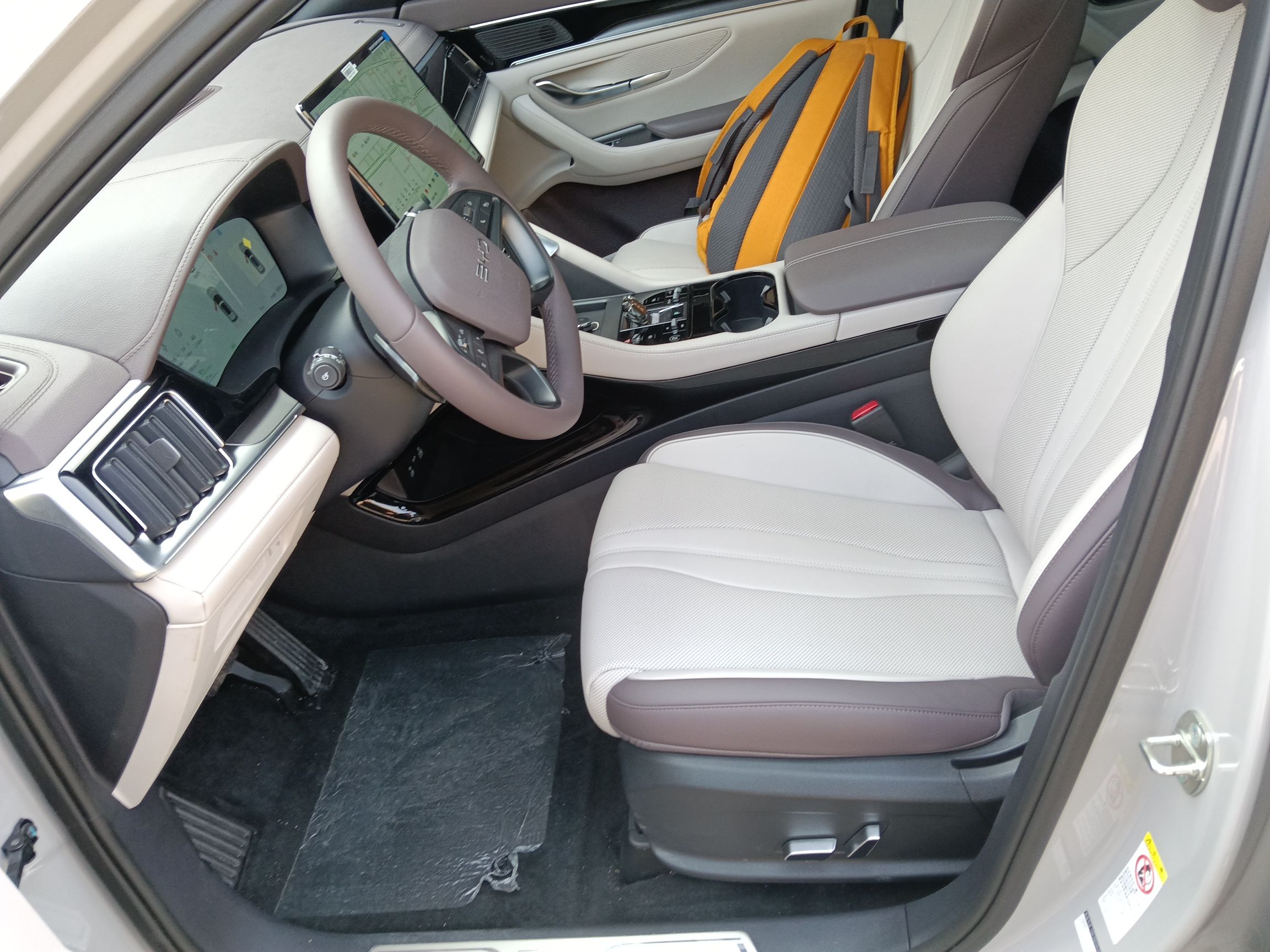 المقاعد الأمامية داخل السيارة