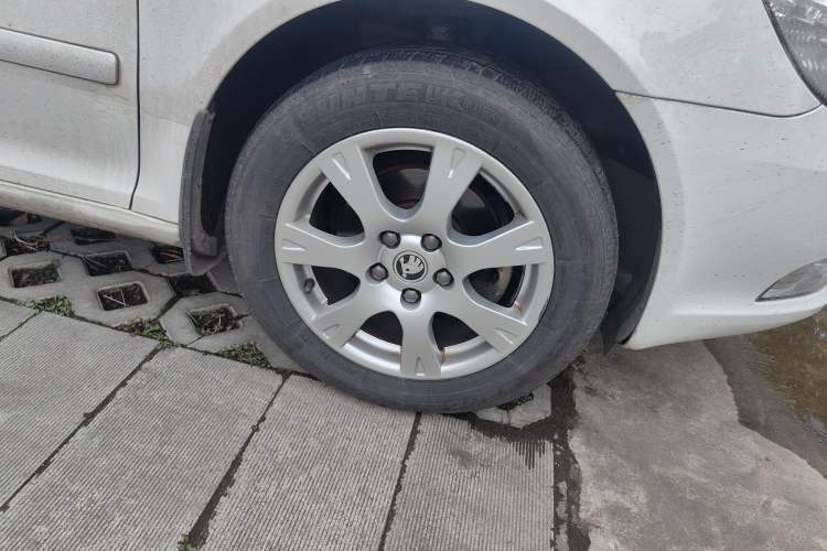 Used Skoda Octavia 2014 1.6L Manual Yijie Edition Right Front Wheel Hub