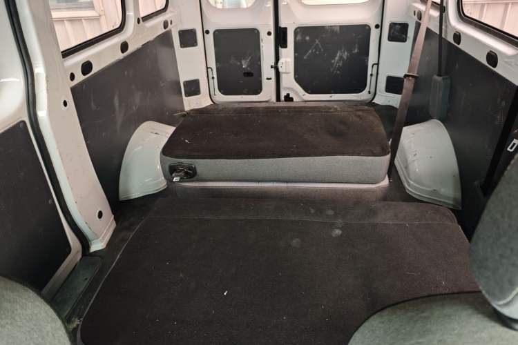 Used Wuling Yangguang 2024 300km Comfort-Grade Passenger Van 60kW