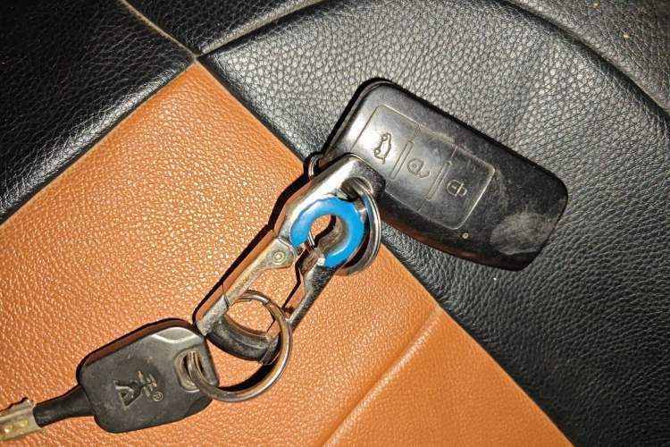 Used JMC Yusheng S350 2017 2.0T Automatic 2WD Diesel Luxury Version with Sunroof 5 Seats
