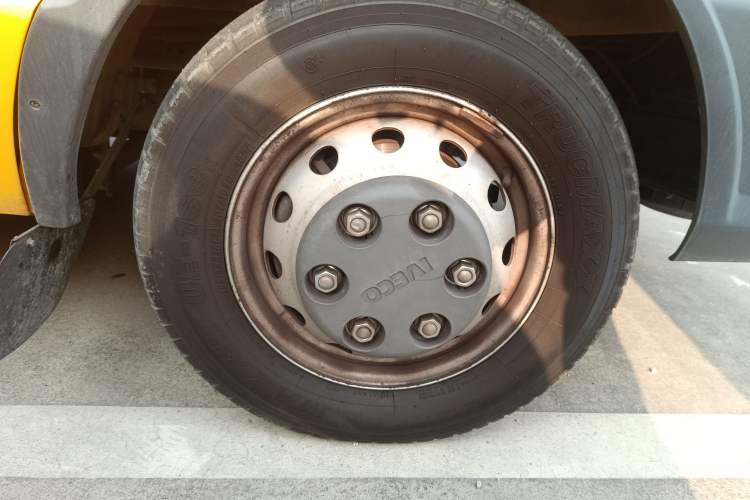 Used Iveco Daily 2021 2.8T V40 VAN厢式 Cargo Van 3-Seater Long Wheelbase Mid-Roof Design Dual Tires Manual Door