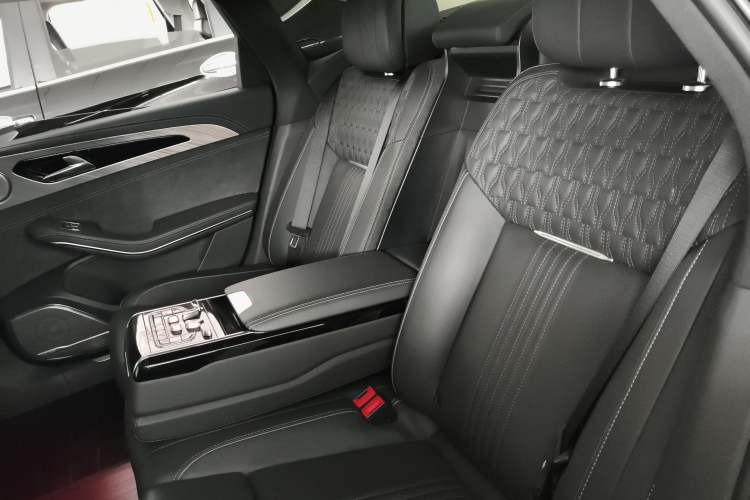 Used Hongqi H9 2020 2.0T Smart Connect Flagship Edition Left Rear Seat