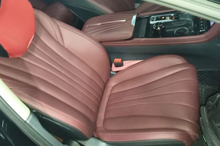 Used Hongqi H5 2025 2.0T Automatic Flag Edition – 500 000 Units Commemorative Version Right Front Seat