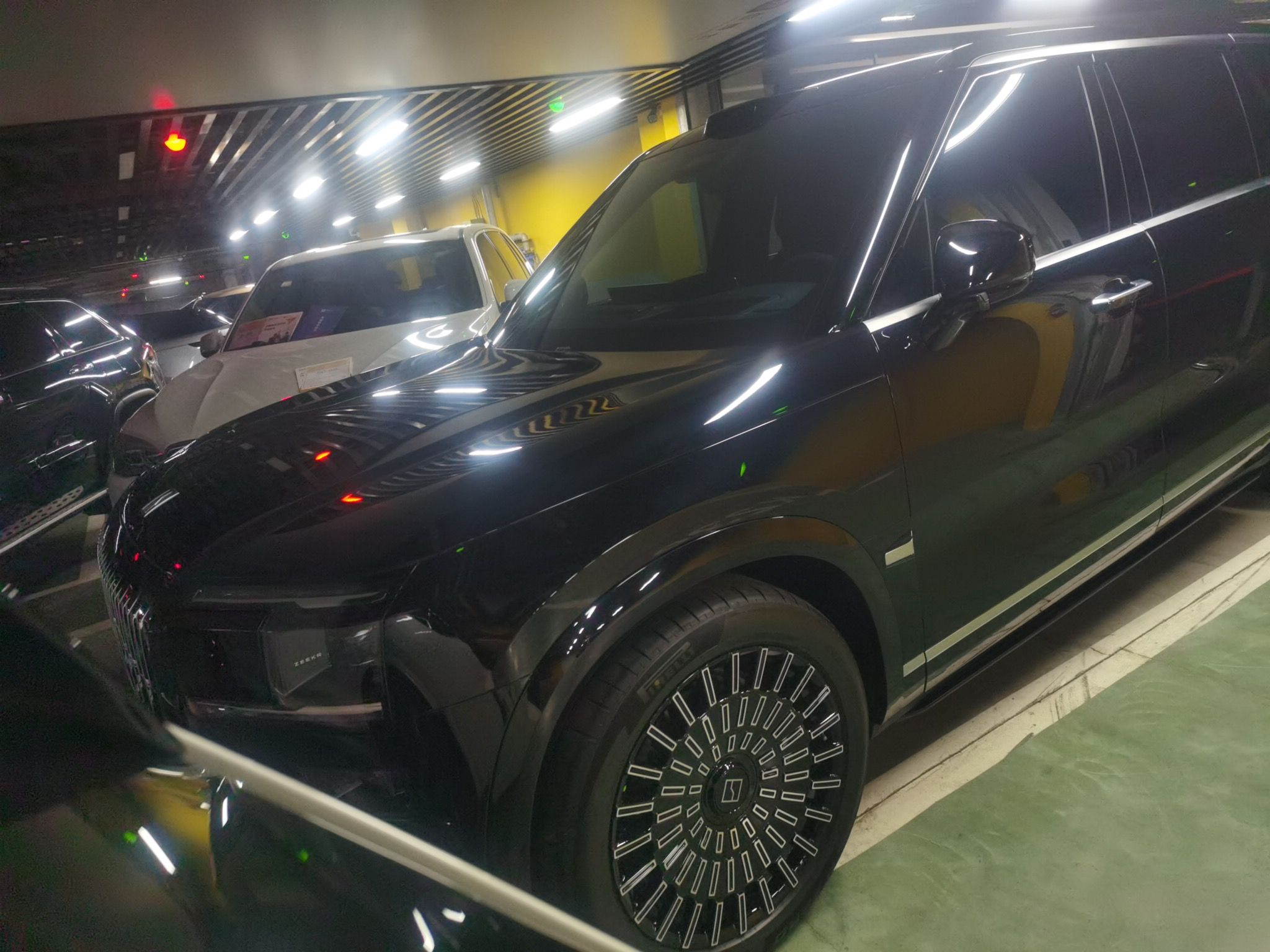 تحت مقدمة السيارة