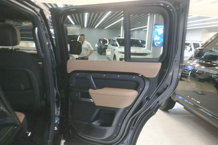 Used Land Rover Defender 2025 110 3.0T P400 – Dynamic HSE