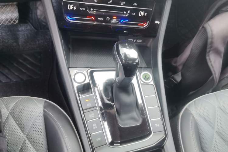 Used Volkswagen Sagitar 2023 280TSI DSG Excellence Edition Gear Lever